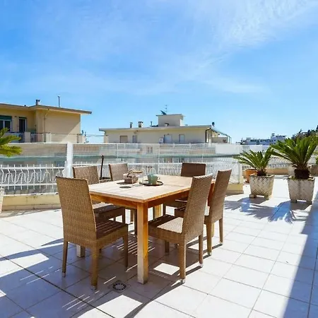 S25-18 - - Attico Family Friendly Con Grande Terrazza Apartmán *